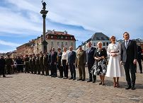 007_Galeria_swieta_majowe_20240519_004_h_a_Para_Prezydencka_PARA_uroczystosci_podniesienie_Flagi_Panstwowej_RP_20240502_1S5A1389.jpg