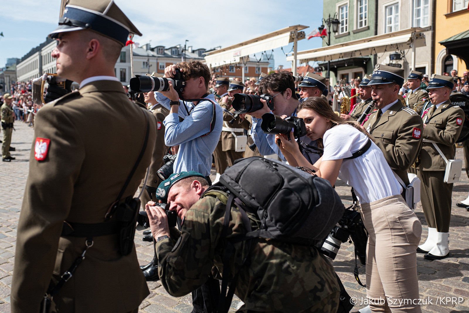 Hubert i Dawid w trakcie fotografowania uroczystości 3 Maja