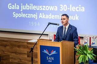 001_Minister_MIN Lukasz Rzepecki_Jubileusz_Spolecznej_Akademii_Nauk _20240506_011_30_lecie-san.jpg