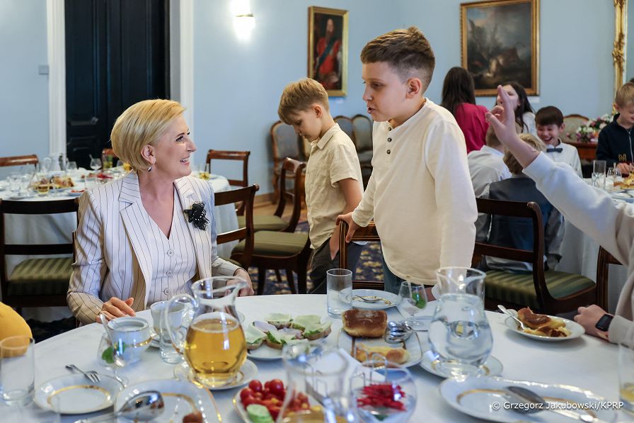 014_Agata_Kornhauser_Duda_spotkanie_z_dziecmi_Szkoly_Podstawowej_202405071S5A5014.jpg