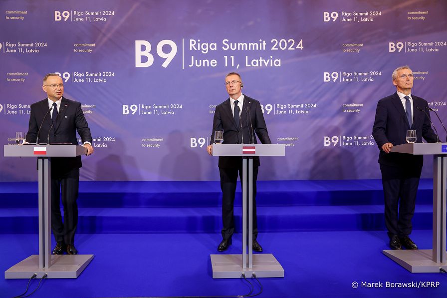 04_Andrzej_Duda_wypowiedz_media_Bukaresztanska_Dziewiatka_Ryga_20240611_MB1_5295.jpg