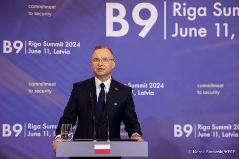 02_Andrzej_Duda_wypowiedz_media_Bukaresztanska_Dziewiatka_Ryga_20240611_MB1_5275.jpg