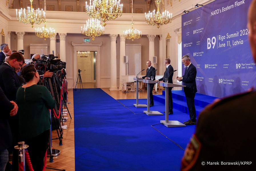 07_Andrzej_Duda_wypowiedz_media_Bukaresztanska_Dziewiatka_Ryga_20240611_MB1_5381.jpg