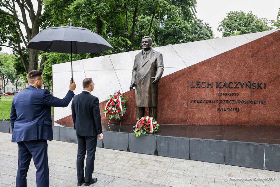 002_PAD_kwiaty_pomnik_Lecha_Kaczynskiego_Lublin_20240613_PK1_2528.jpg