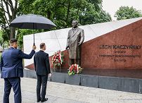 002_PAD_kwiaty_pomnik_Lecha_Kaczynskiego_Lublin_20240613_PK1_2528.jpg