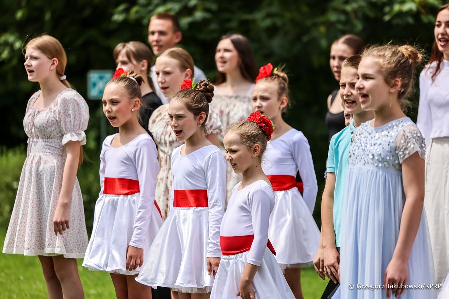 003_Agata_Kornhauser_Duda_spotkanie_podopieczni_fundacji_Karmel_w_Wisle_20240618_1S5A4257.jpg