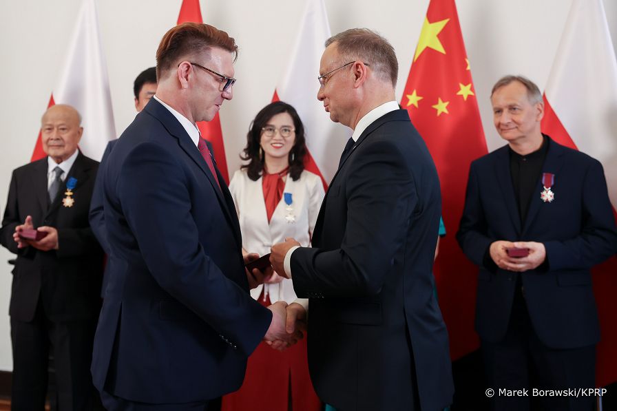 08_Andrzej_Agata_Duda_odznaczenia_Ambasada_Polska_Chiny_20240623_MB1_9226.jpg