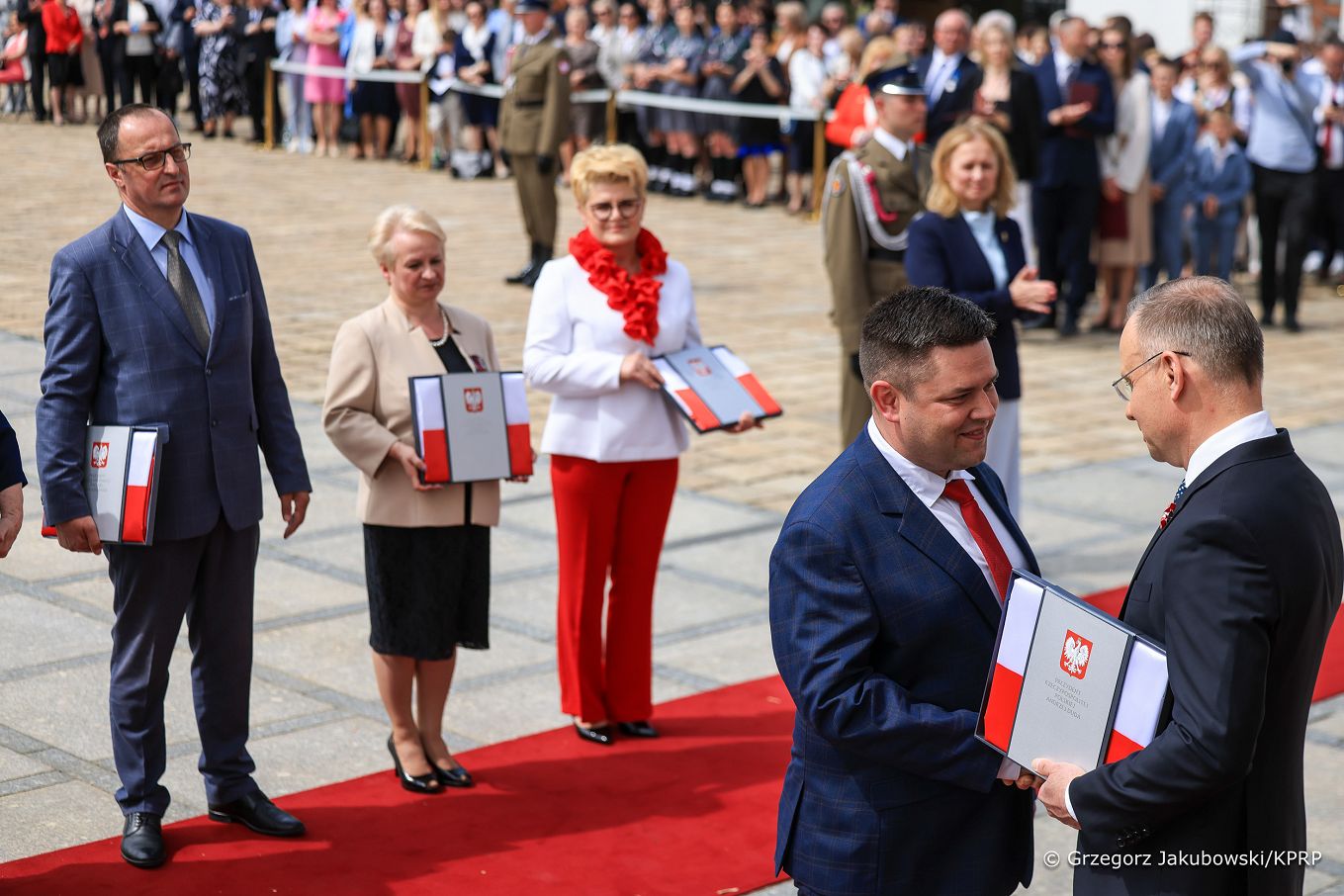 007_007_Para_Prezydencka_Dzien_Polonii_i_Polakow_za_Granica_i_Dzien_Flagi_RP_20240502_GJA_1735.jpg