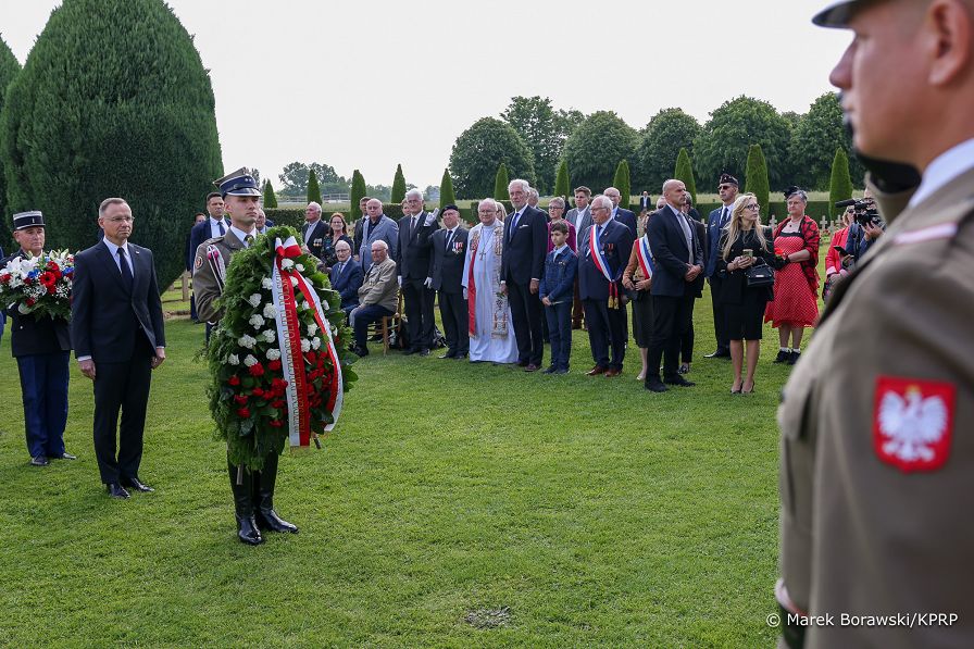 07_Andrzej_Duda_Polski_Cmentarz_Wojenny_Langannerie_Normandia _20240606_MB2_6791.jpg