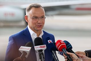 001_Andrzej_Duda_briefing_wylot_Paryz_Francja_20240725_PK2_4256.jpg