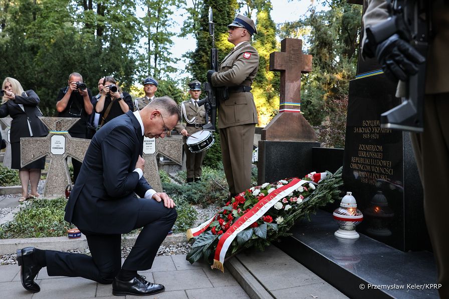 002_PAD_zlozenie_wienca_przed_Pomnikiem_Zolnierzy_Ukrainskiej_Republiki_Ludowej_20240814_PK1_6918.jpg