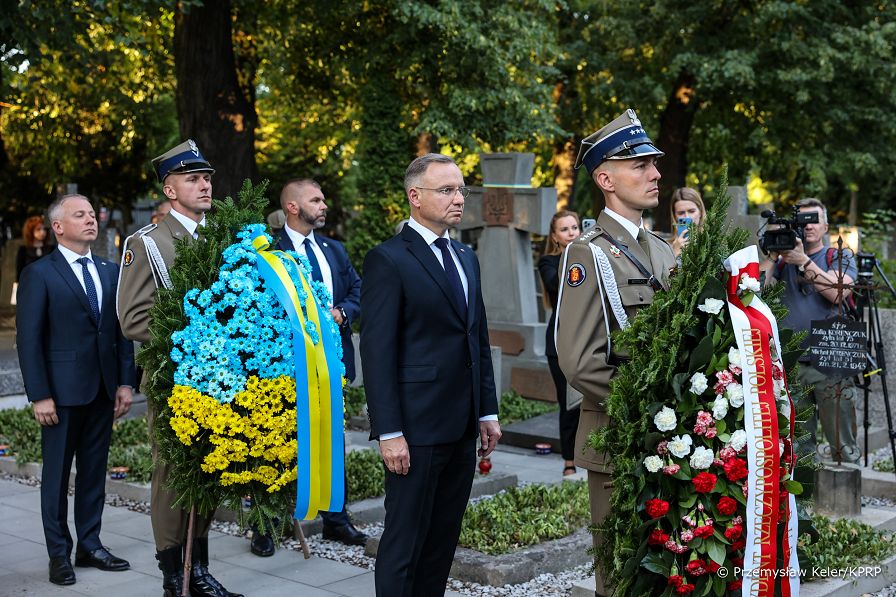 001_PAD_zlozenie_wienca_przed_Pomnikiem_Zolnierzy_Ukrainskiej_Republiki_Ludowej_20240814_PK1_6861.jpg