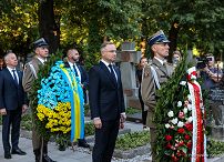 001_PAD_zlozenie_wienca_przed_Pomnikiem_Zolnierzy_Ukrainskiej_Republiki_Ludowej_20240814_PK1_6861.jpg