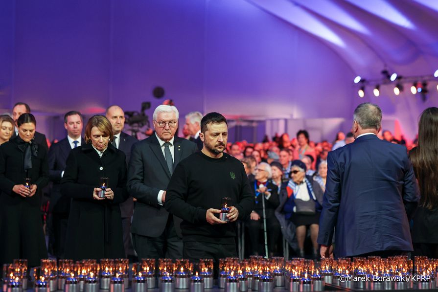 znicze_031_Andrzej_Duda_80_rocznica_wyzwolenia_KL_Auschwitz-Birkenau_główne_obchody_27-01-2025_MB2_2315.jpg.JPG