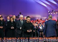 znicze_031_Andrzej_Duda_80_rocznica_wyzwolenia_KL_Auschwitz-Birkenau_główne_obchody_27-01-2025_MB2_2315.jpg.JPG