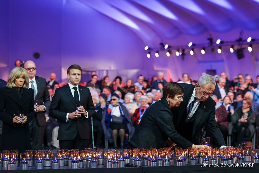 znicze_033_Andrzej_Duda_80_rocznica_wyzwolenia_KL_Auschwitz-Birkenau_główne_obchody_27-01-2025_MB2_2401.jpg.JPG