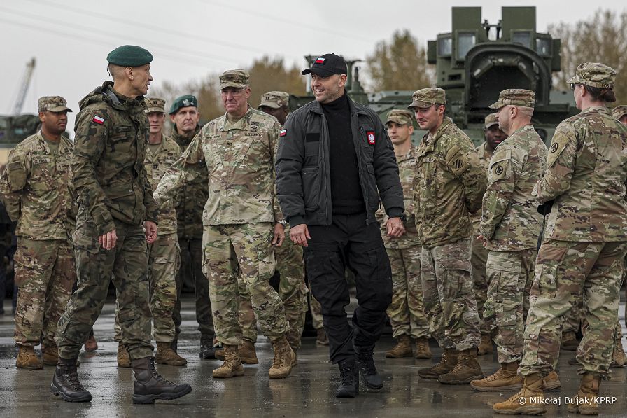 13_Karol_Nawrocki_z_zolnierzami_598_Brygady_Transportowej_US_Army_20251017_MWB13630.jpg