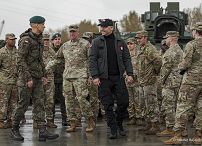 13_Karol_Nawrocki_z_zolnierzami_598_Brygady_Transportowej_US_Army_20251017_MWB13630.jpg
