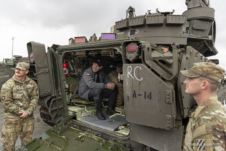 09_Karol_Nawrocki_z_zolnierzami_598_Brygady_Transportowej_US_Army_20251017_MWB25774.jpg