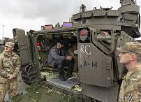 09_Karol_Nawrocki_z_zolnierzami_598_Brygady_Transportowej_US_Army_20251017_MWB25774.jpg