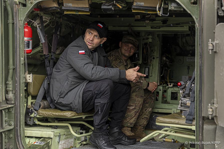 08_Karol_Nawrocki_z_zolnierzami_598_Brygady_Transportowej_US_Army_20251017_MWB25741.jpg