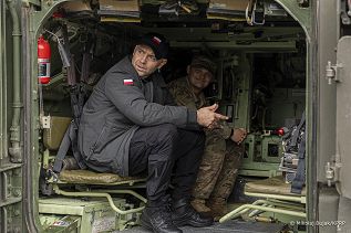 08_Karol_Nawrocki_z_zolnierzami_598_Brygady_Transportowej_US_Army_20251017_MWB25741.jpg