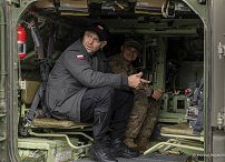08_Karol_Nawrocki_z_zolnierzami_598_Brygady_Transportowej_US_Army_20251017_MWB25741.jpg
