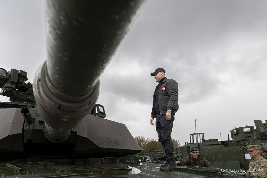 01A_Karol_Nawrocki_z_zolnierzami_598_Brygady_Transportowej_US_Army_20251017_MWB25328.jpg