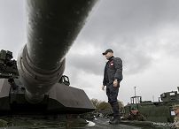 01A_Karol_Nawrocki_z_zolnierzami_598_Brygady_Transportowej_US_Army_20251017_MWB25328.jpg