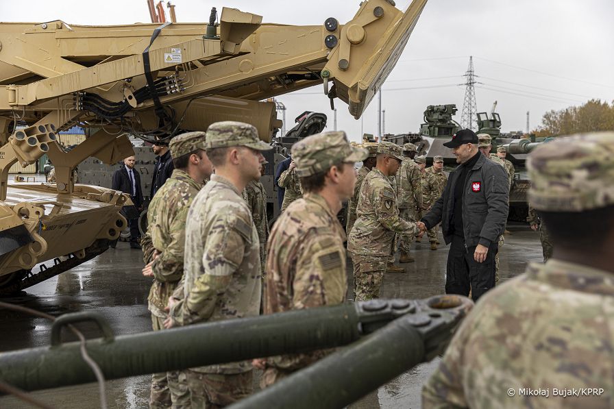10_Karol_Nawrocki_z_zolnierzami_598_Brygady_Transportowej_US_Army_20251017_MWB25799.jpg