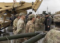 10_Karol_Nawrocki_z_zolnierzami_598_Brygady_Transportowej_US_Army_20251017_MWB25799.jpg