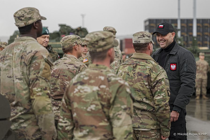 05_Karol_Nawrocki_z_zolnierzami_598_Brygady_Transportowej_US_Army_20251017_MWB13710.jpg