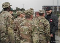 05_Karol_Nawrocki_z_zolnierzami_598_Brygady_Transportowej_US_Army_20251017_MWB13710.jpg