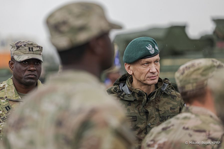 04_Karol_Nawrocki_z_zolnierzami_598_Brygady_Transportowej_US_Army_20251017_MWB13739.jpg
