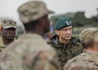 04_Karol_Nawrocki_z_zolnierzami_598_Brygady_Transportowej_US_Army_20251017_MWB13739.jpg