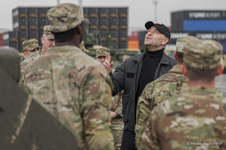 02_Karol_Nawrocki_z_zolnierzami_598_Brygady_Transportowej_US_Army_20251017_MWB13662.jpg