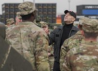 02_Karol_Nawrocki_z_zolnierzami_598_Brygady_Transportowej_US_Army_20251017_MWB13662.jpg