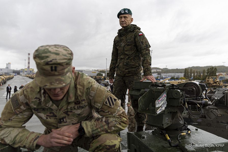 13D_Karol_Nawrocki_z_zolnierzami_598_Brygady_Transportowej_US_Army_20251017_MWB25534.jpg