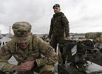 13D_Karol_Nawrocki_z_zolnierzami_598_Brygady_Transportowej_US_Army_20251017_MWB25534.jpg