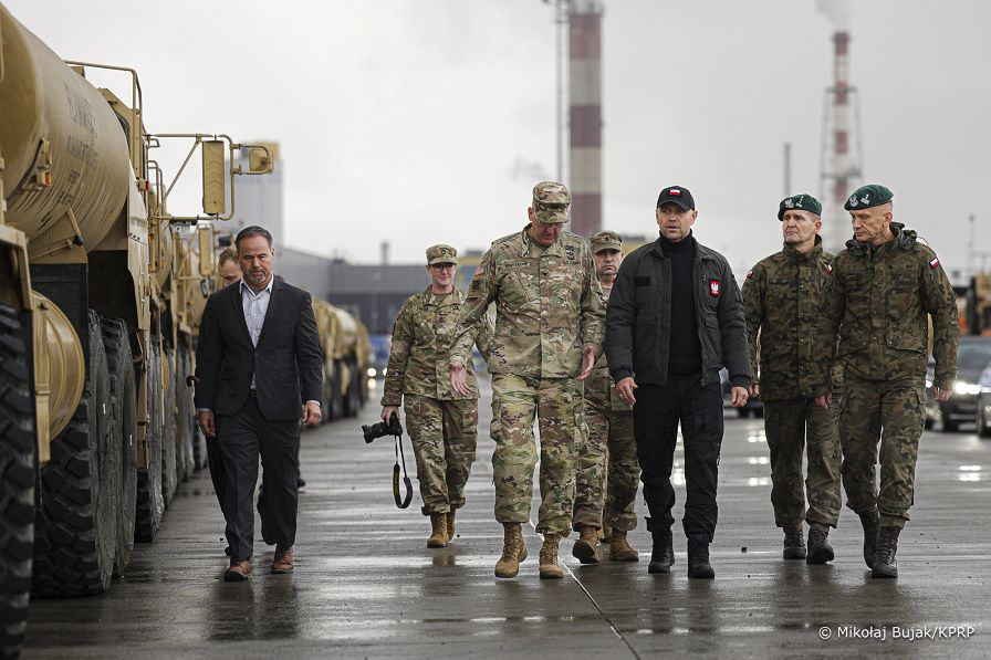 01_Karol_Nawrocki_z_zolnierzami_598_Brygady_Transportowej_US_Army_20251017_MWB13470.jpg