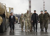 01_Karol_Nawrocki_z_zolnierzami_598_Brygady_Transportowej_US_Army_20251017_MWB13470.jpg