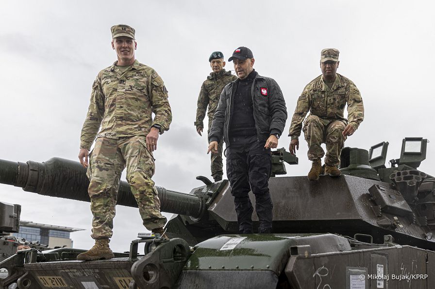 01_Karol_Nawrocki_z_zolnierzami_598_Brygady_Transportowej_US_Army_20251017_MWB25635.jpg