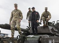 01_Karol_Nawrocki_z_zolnierzami_598_Brygady_Transportowej_US_Army_20251017_MWB25635.jpg