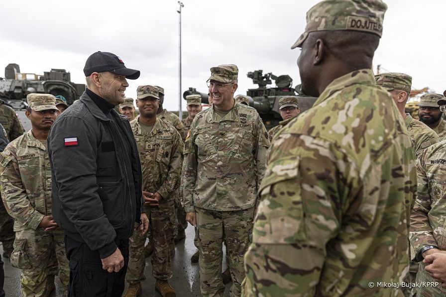 14_Karol_Nawrocki_z_zolnierzami_598_Brygady_Transportowej_US_Army_20251017_MWB25970.jpg