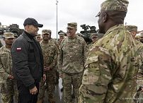 14_Karol_Nawrocki_z_zolnierzami_598_Brygady_Transportowej_US_Army_20251017_MWB25970.jpg
