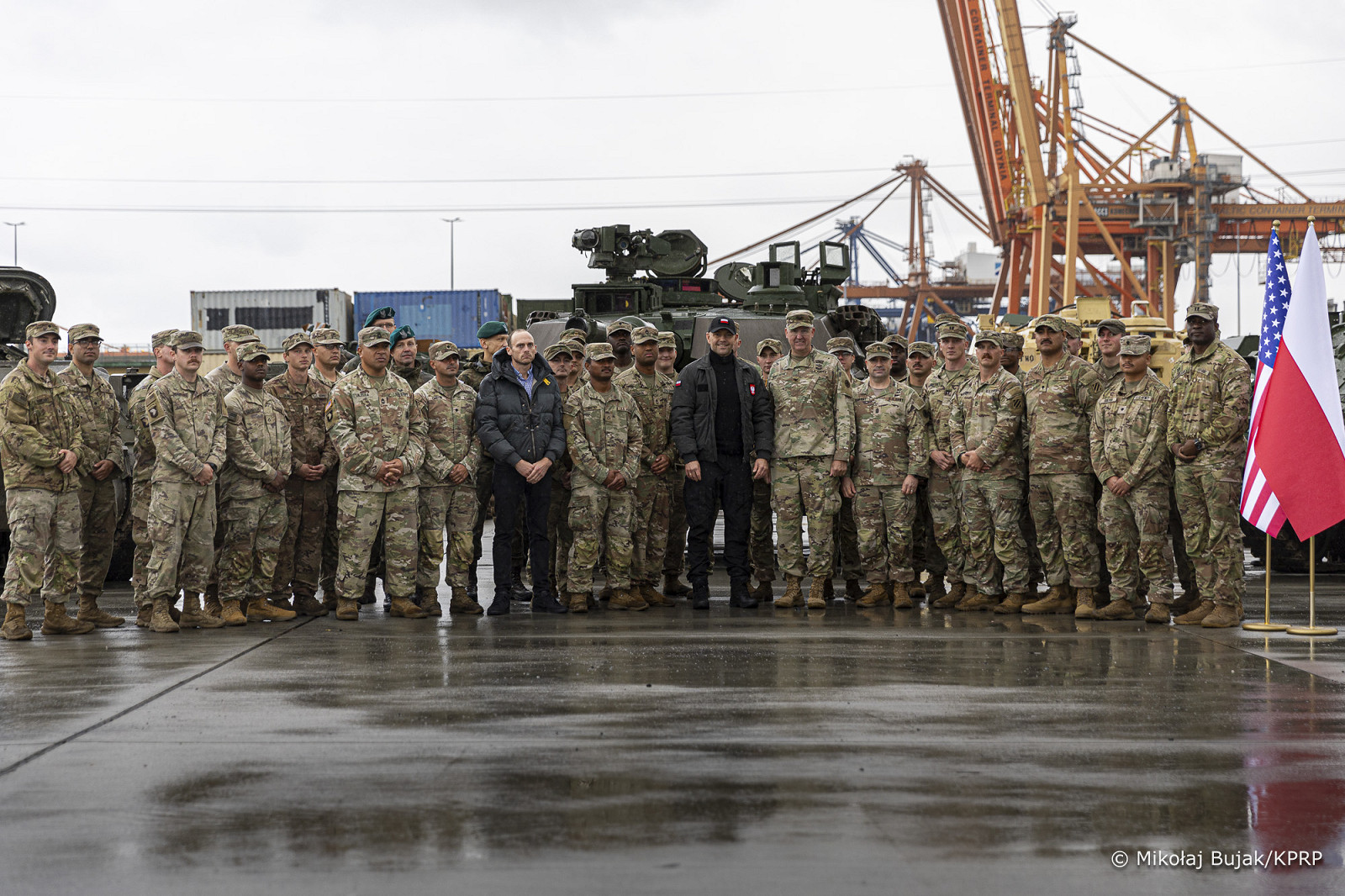 11_Karol_Nawrocki_z_zolnierzami_598_Brygady_Transportowej_US_Army_20251017_MWB25923.jpg [814.26 KB]