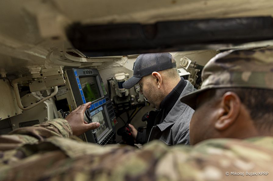13B_Karol_Nawrocki_z_zolnierzami_598_Brygady_Transportowej_US_Army_20251017_MWB25364.jpg