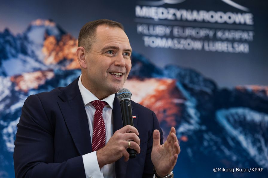 009_Prezydent_Karol_Nawrocki_Tomaszów_Lubelski_konferencja_Między_informacją_a_dezinformacją_21-10-2025_MWB16883.jpg.JPG