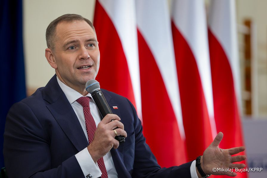 013_Prezydent_Karol_Nawrocki_Tomaszów_Lubelski_konferencja_Między_informacją_a_dezinformacją_21-10-2025_MWB16906.jpg.JPG