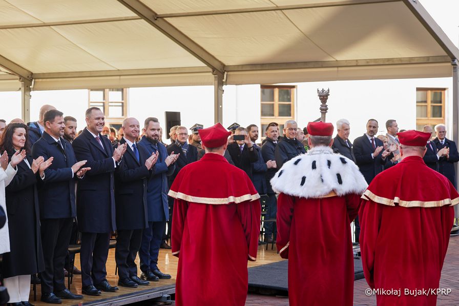 023_Prezydent_Karol_Nawrocki_Zamość_Akademia_Zamojska_Inauguracja_roku_akademickiego_21-10-2025_MWB17932.jpg.JPG